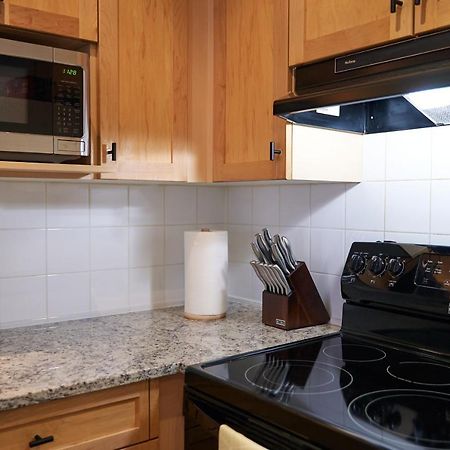 Mtn View Escape With King Size Bed With Outdoor Pool - Banff Pass Included! Apartment Canmore Bagian luar foto