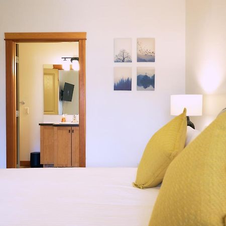 Mtn View Escape With King Size Bed With Outdoor Pool - Banff Pass Included! Apartment Canmore Bagian luar foto