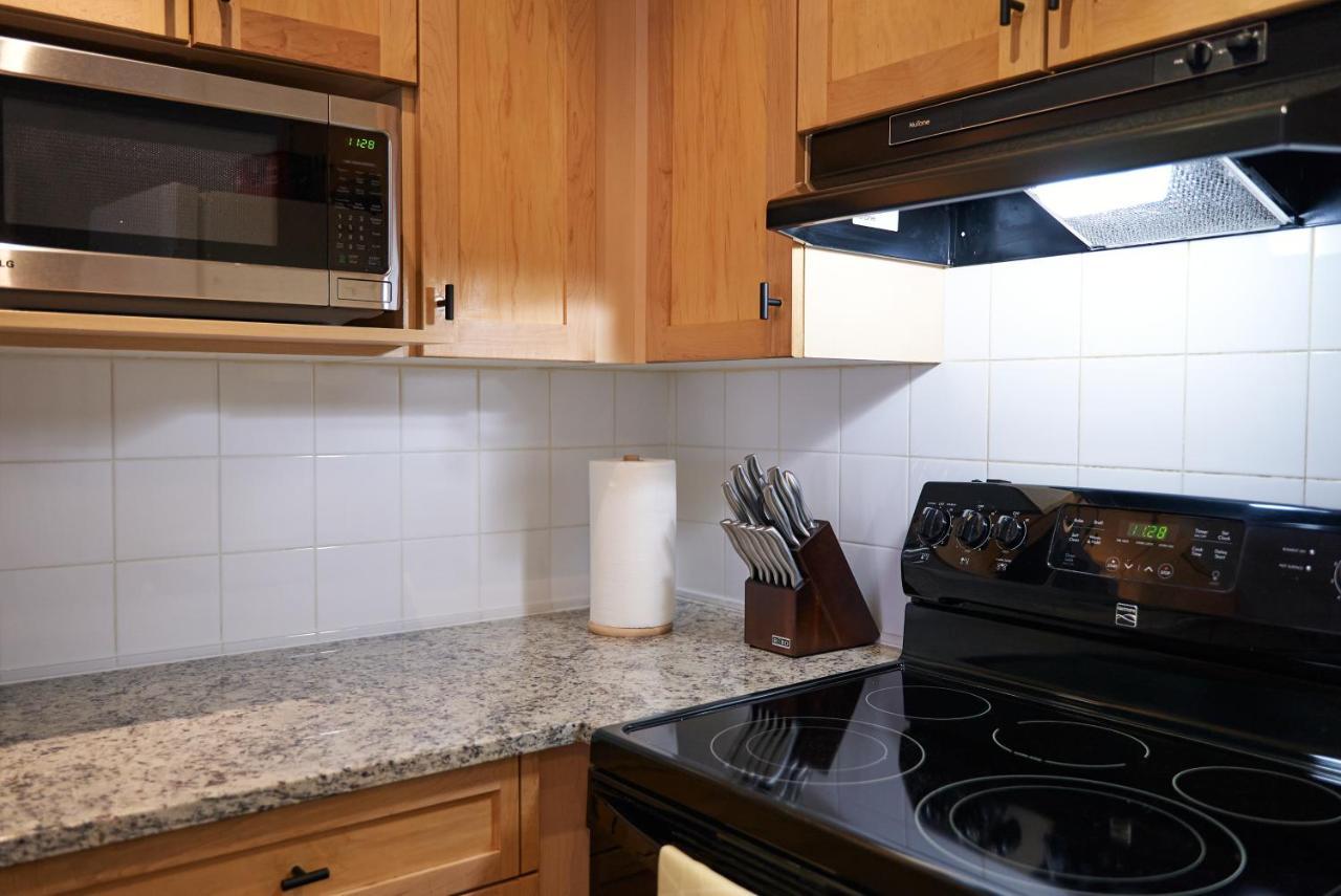 Mtn View Escape With King Size Bed With Outdoor Pool - Banff Pass Included! Apartment Canmore Bagian luar foto