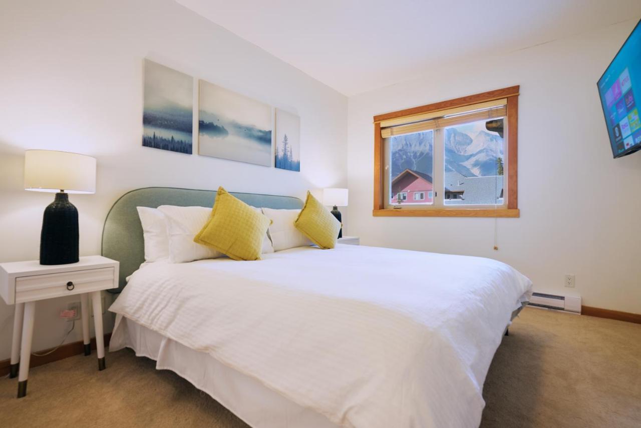 Mtn View Escape With King Size Bed With Outdoor Pool - Banff Pass Included! Apartment Canmore Bagian luar foto