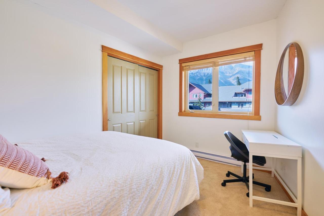 Mtn View Escape With King Size Bed With Outdoor Pool - Banff Pass Included! Apartment Canmore Bagian luar foto