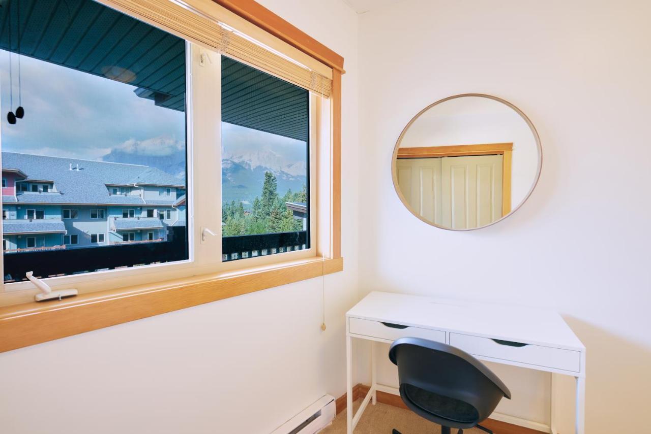 Mtn View Escape With King Size Bed With Outdoor Pool - Banff Pass Included! Apartment Canmore Bagian luar foto