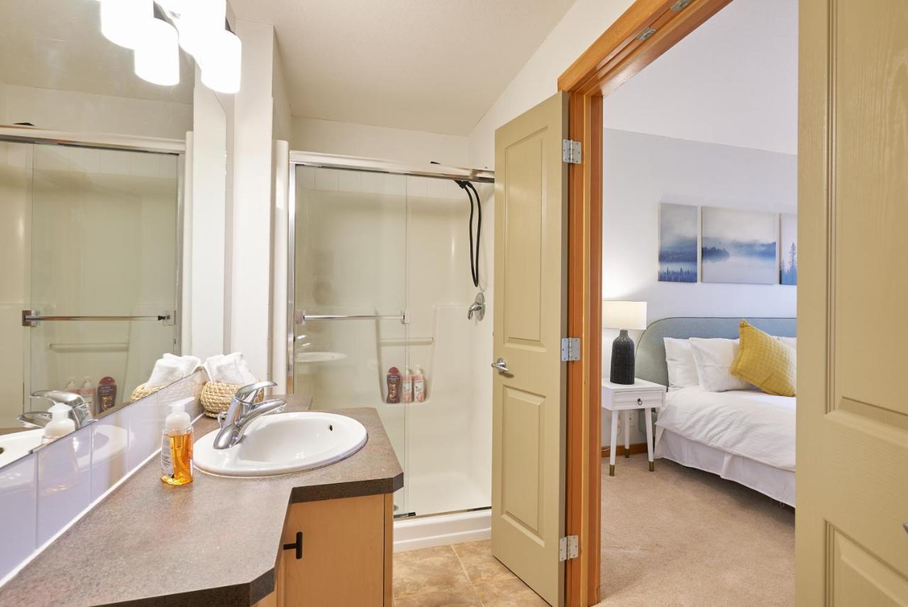 Mtn View Escape With King Size Bed With Outdoor Pool - Banff Pass Included! Apartment Canmore Bagian luar foto