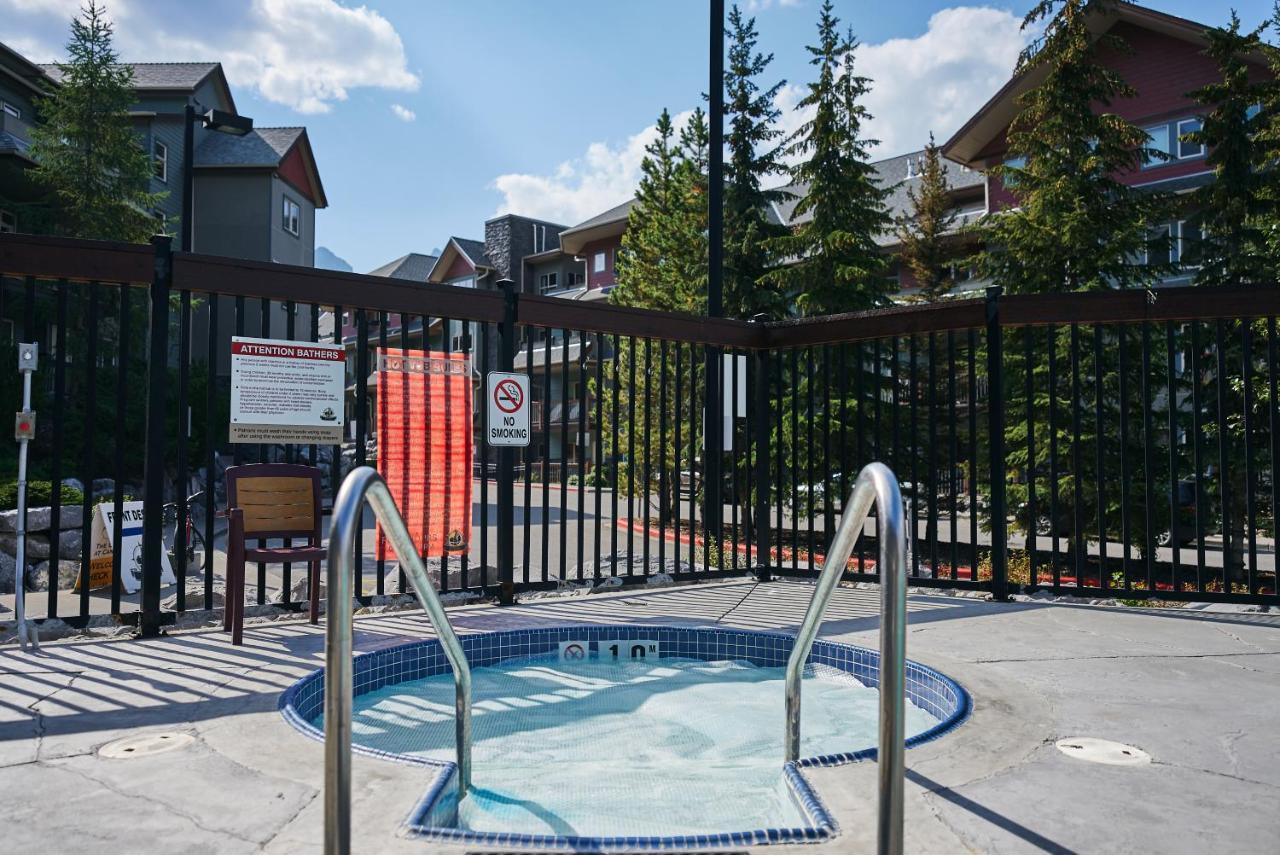 Mtn View Escape With King Size Bed With Outdoor Pool - Banff Pass Included! Apartment Canmore Bagian luar foto