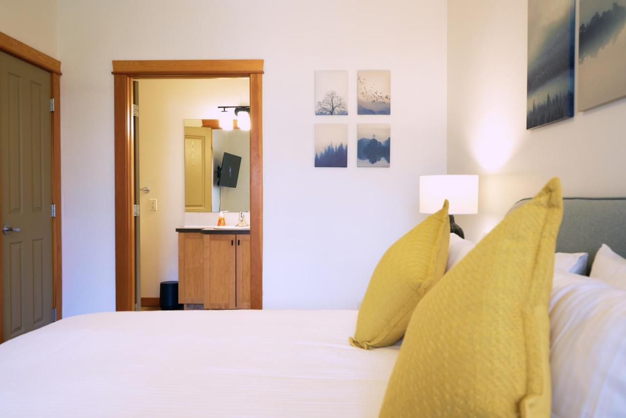 Mtn View Escape With King Size Bed With Outdoor Pool - Banff Pass Included! Apartment Canmore Bagian luar foto