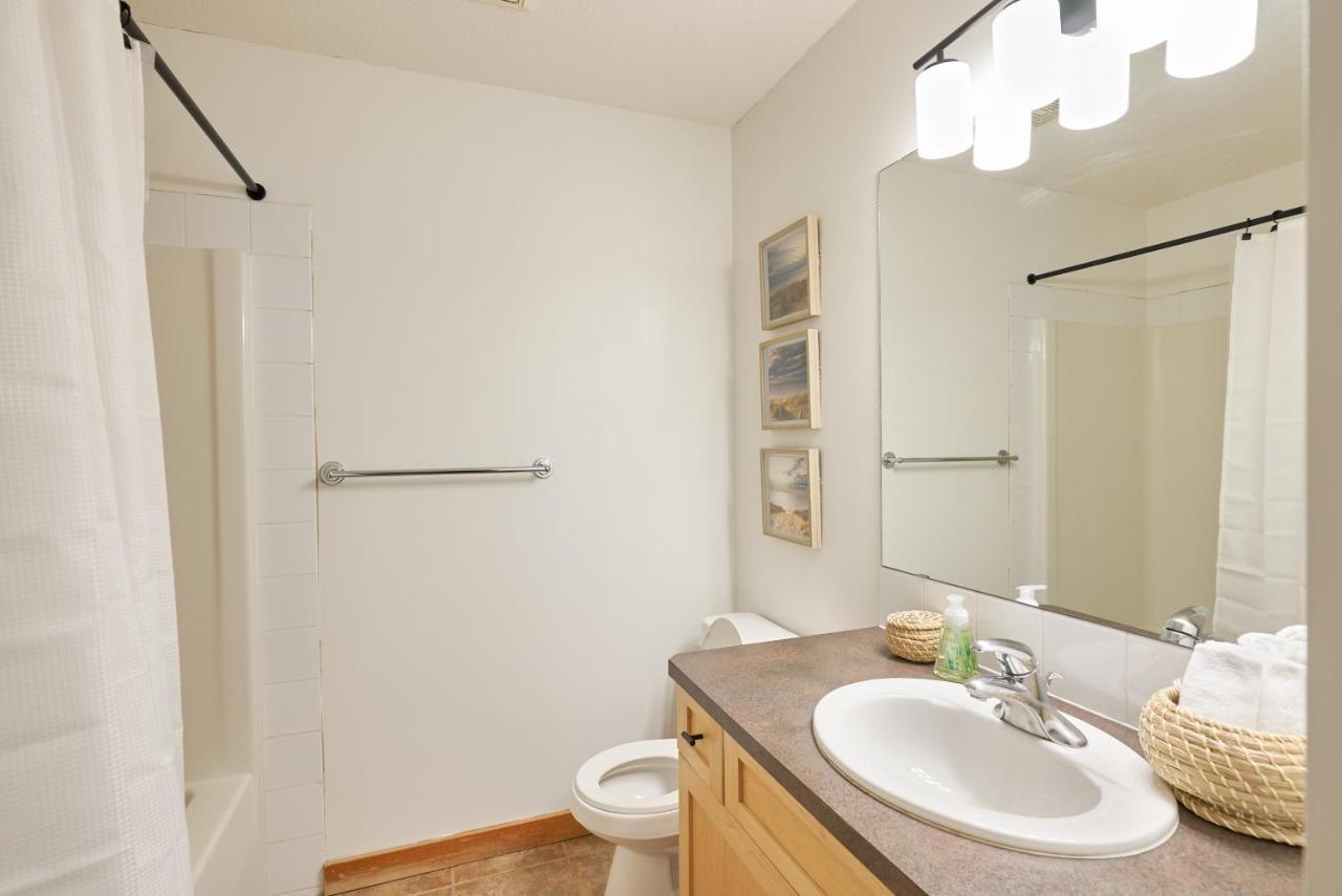 Mtn View Escape With King Size Bed With Outdoor Pool - Banff Pass Included! Apartment Canmore Bagian luar foto